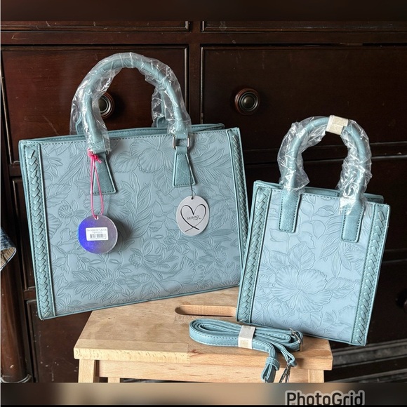 HIBISCUS FLOWER 2-PIECE TOTE BAG SET
Light Blue - Picture 2 of 9
